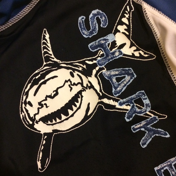 [GAP] shark rashguard 12-18months - Picture 3 of 4
